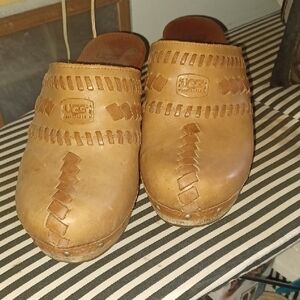 UGG Caramel Color Clog